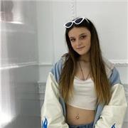 Me llamo Irene, tengo 20 años y vivo en Madrid, estudio un grado súper de química, análisis y control de calidad Accedí a este grado estudiando un bachillerato de ciencias, imparto clases a estudiantes de la ES